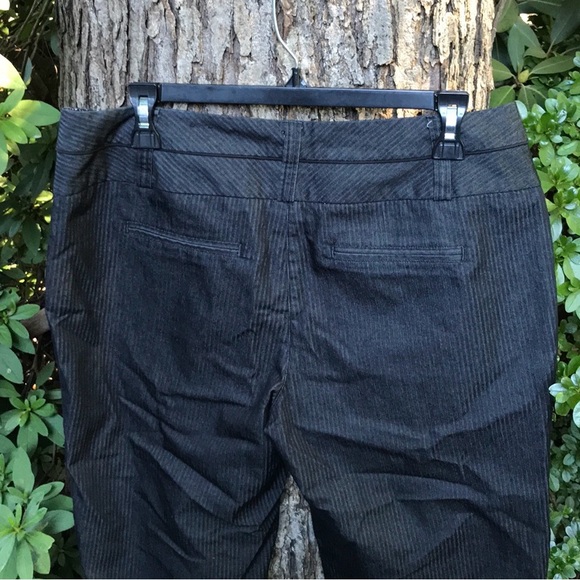 Maurices Charcoal Gray Black Striped Capris Shorts Juniors 11/12 Floral Lining - Picture 2 of 14